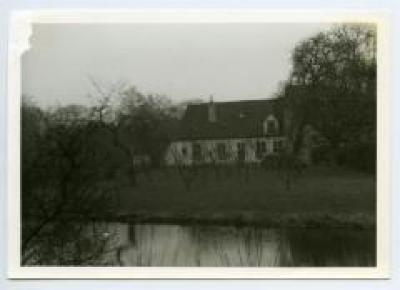 Achterzijde van het hoveniershuis en de appelboomgaard bij het Kasteel van Wippelgem, jaren 1960