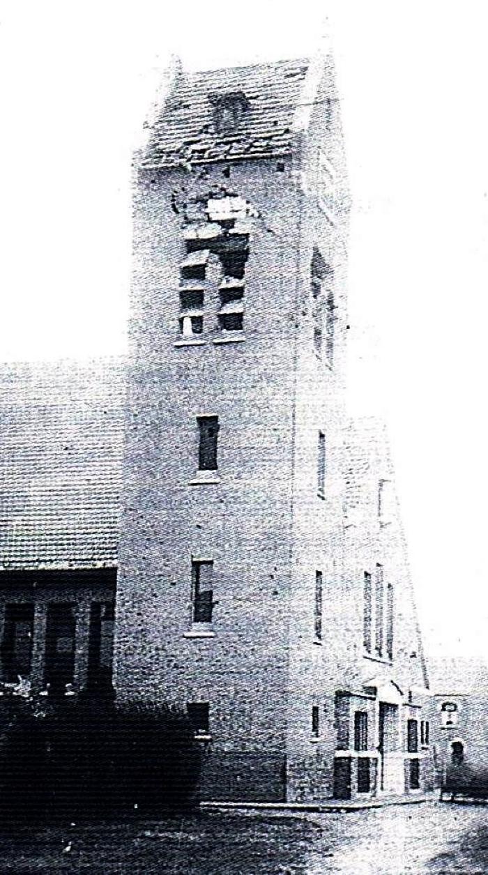 De gebombardeerde kerktoren