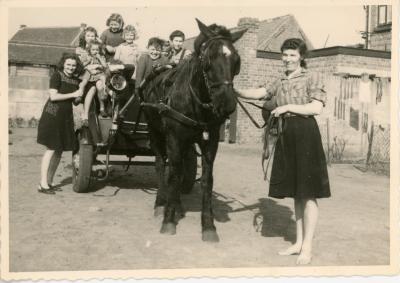 Groepsfoto op inbeslaggenomen kar