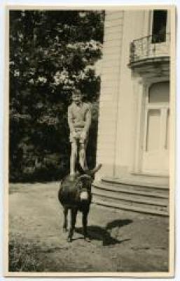 André Rossini als acrobaat op een ezel