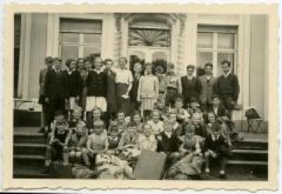 Groepsfoto van de barones met schoolkinderen tijdens WO II