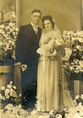 Huwelijksportret van Kamiel De Craene-Irma Van Hyfte, Ertvelde ca. 1947
