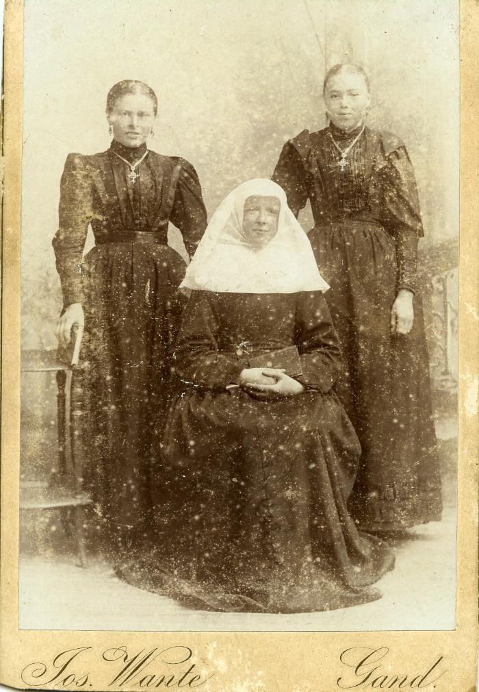 Begijnen Romanie en Elodie De Keyzer, ca. 1900