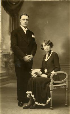 Huwelijksportret van Albert Dewachter-Marguerite De Keyser, Ertvelde ca. 1930