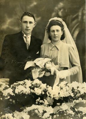 Huwelijksportret van Petrus De Craene-Juliana Haegeman, Ertvelde ca. 1948