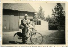 Op de fiets, Ertvelde, ca. 1960