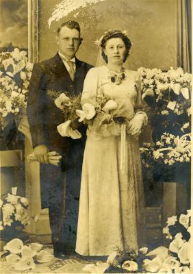 Huwelijksportret van Emiel De Weweire-Elza De Craene, Ertvelde ca. 1947