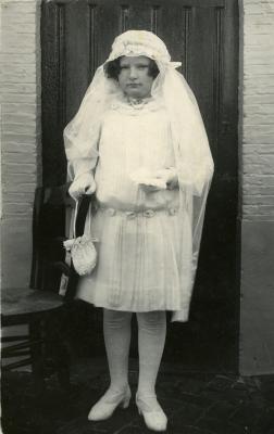 Plechtige Communieportret van Martha De Sutter, Assenede 1926