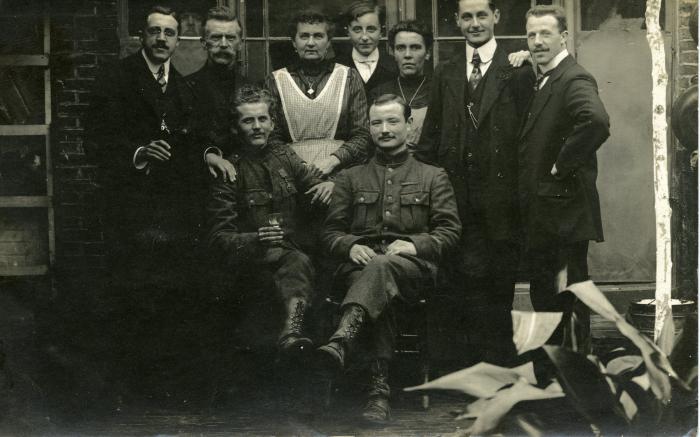 Groepsfoto met twee soldaten, 1910-1920