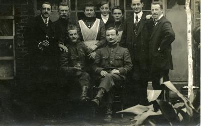 Groepsfoto met twee soldaten, 1910-1920