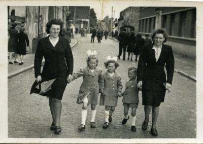 Gabriella Van Heesvelde op stap in Ertvelde, 1960