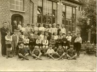 Klasfoto van 1e en 2e studiejaar gemeentelijke jongensschool Watervliet 1935