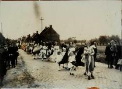 Inhuldiging kapel 'Nood zoekt Troost' ter ere van de Haven van Boekhoute in 1945