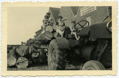 Andrea en Xavier De Spiegelaere op traktor, Knesselare, jaren 1950