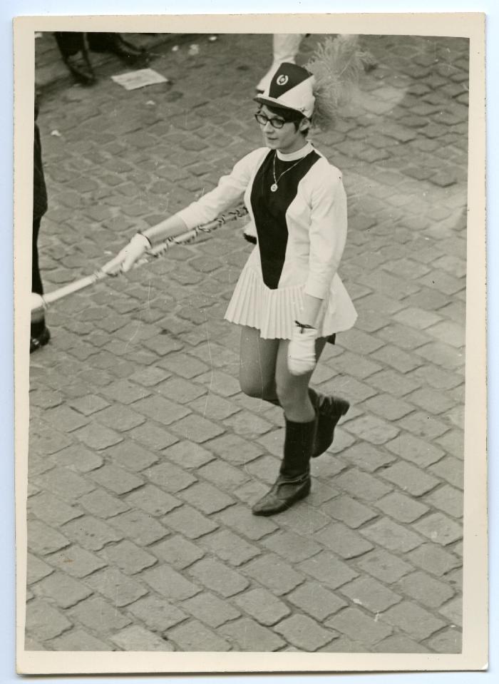 Majorette in een stoet in Zelzate, jaren 1960