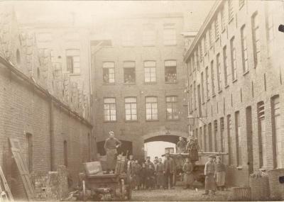 Binnengang haarsnijderijfabriek Enke in Eeklo, ca. 1898