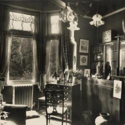 De bibliotheek van Villa Pinehurst in Eeklo,  jaren 1920