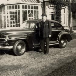 Max Enke bij zijn nieuwe Plymouth, enkele jaren na WOII