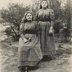 Paula en Ady Enke in 1893