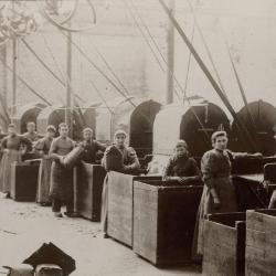 Arbeidsters Haarsnijderijfabriek Enke, ca. 1896