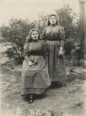 Paula en Ady Enke in 1893