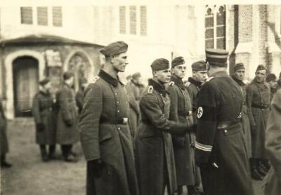 Duitse soldaten op kerkplein