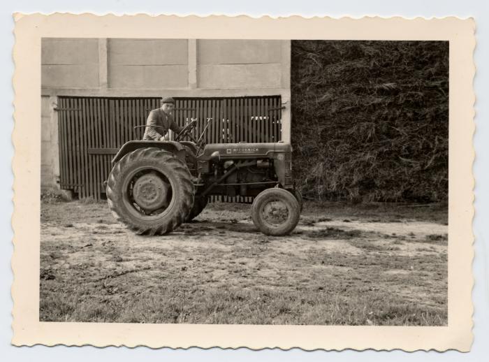 Urbain Herrebout op zijn eerste tractor 