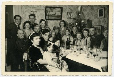 Eindejaarsfeest familie Hooft, Knesselare, ca. 1941