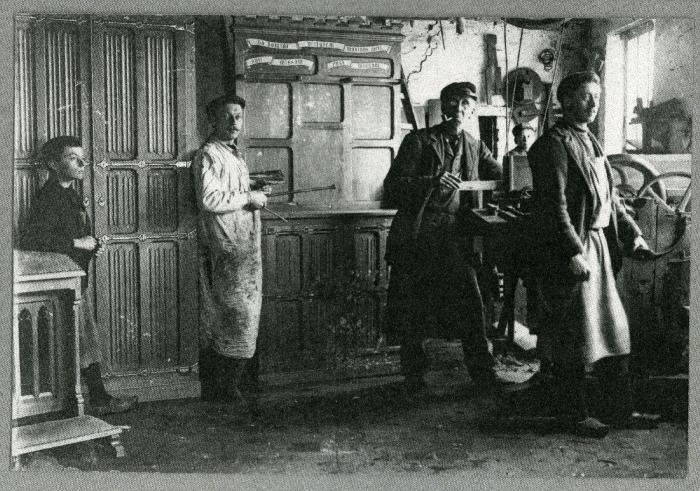 Schrijnwerker Bernard Hooft en collega's in zijn atelier in Knesselare, ca. 1904