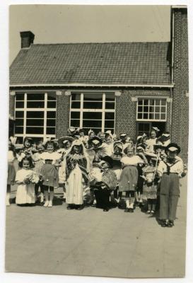 Groepsfoto op schoolfeest, ca. 1950, Knesselare