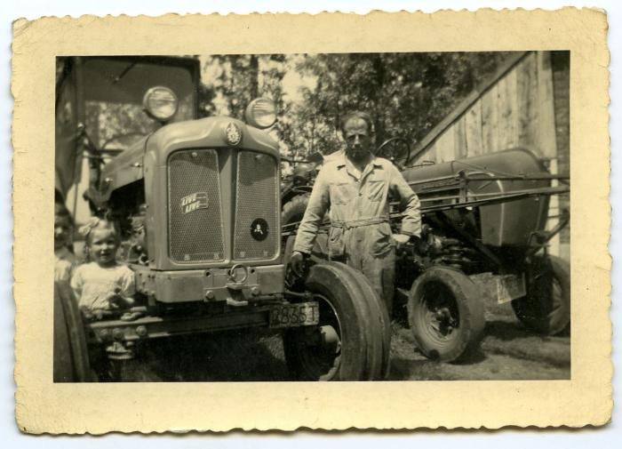 Lucrèce en Lutgarde Neerinck bij de tractor, Kaprijke