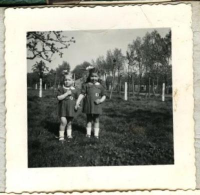 Zusjes Neerinck in de boomgaard, Eeklo 