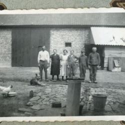 Familie Van Den Hende bij de waterpomp, Kaprijke 