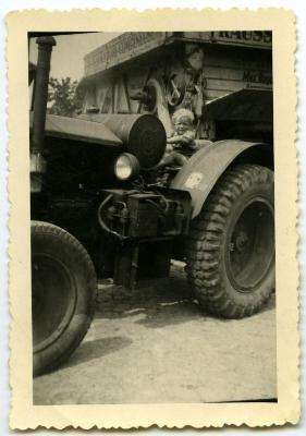 Etienne Busschaert op een Hanomach tractor