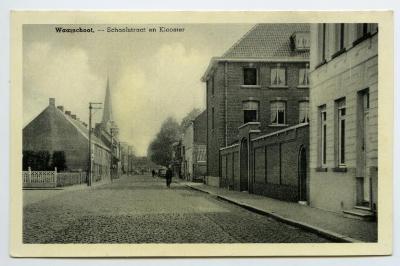 Postkaart dorpszicht Klooster en Schoolstraat, Waarschoot