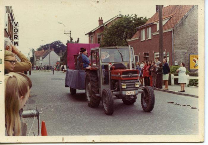 Tractor van familie Van Daele in zomerkermis Zomergem, 1974