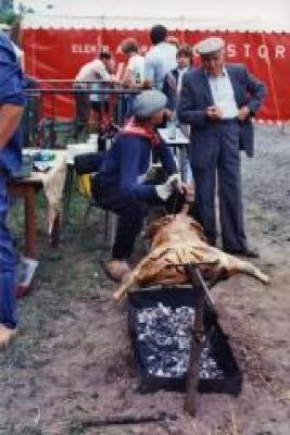 Roosteren aan het spit, Safarkesmarkt, Wachtebeke, ca. 1982