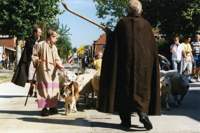 Herder met schapen in de processie van Rieme, 2003(II)