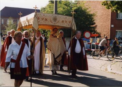 Pastoor met monstrans in de processie van Rieme, 2003