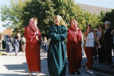 Parochianen en buurtbewoners in de processie van Rieme, 2003(II)