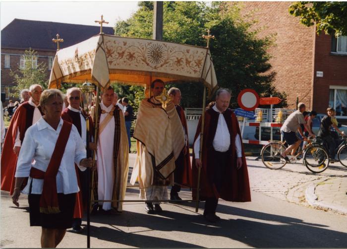 Pastoor met monstrans in de processie van Rieme, 2003