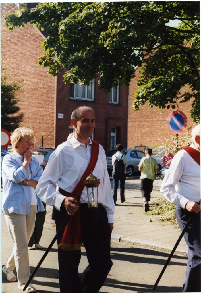 Jean-Pierre Moens met processielantaarn in de processie van Rieme, 2003