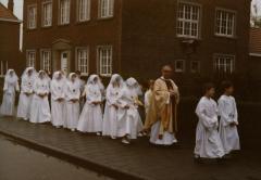 Communicanten op weg naar de pastorij, 1985