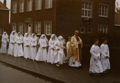 Communicanten op weg naar de pastorij, 1985