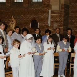 Communicanten tijdens plechtige communie (II), 1985
