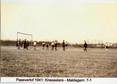 Actiefoto van voetballers in Knesselare, 1941