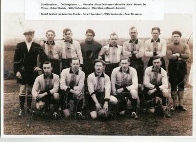 Kampioenenviering met beker, Knesselare, 1935