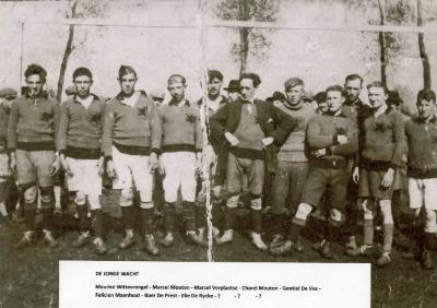 Ploegfoto met voetballers van Katholieke Jonge Wacht, Knesselare, 1925