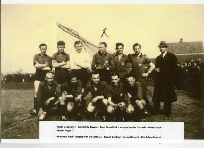 Voetbalploeg Harop met supporters, 1945