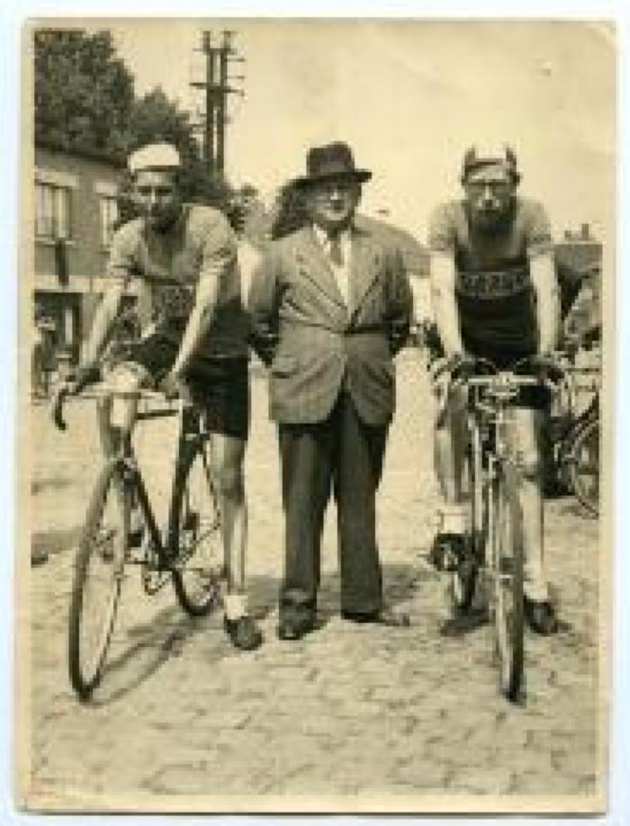 Twee jonge renners met coach, Wachtebeke, ca. 1950